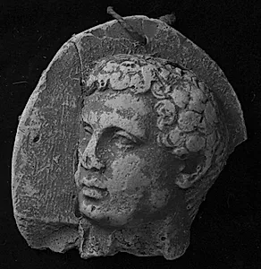 Trajan søjlen. Mandehoved, venstre profil by Ubekendt
