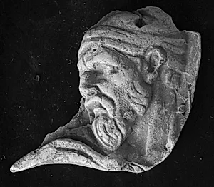 Trajan søjlen. Mandehoved, venstre profil by Ubekendt