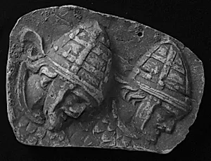 Trajan søjlen. To mandehoveder, højre profiler by Ubekendt