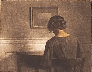 Ung pige ved halvrundt bord by Peter Ilsted