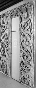 Urnes stavkirke. Portal med 'nøglehulformet' døråbning. Ornamentik med fir-fodet dyr og båndformede dyr og slanger by Ubekendt