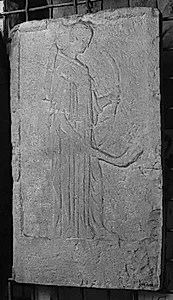 Votivrelief. Artemis stående mod h. med bue og fakkel, Polystrata dedicerede [det] by Ubekendt