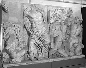Zeus i kamp med tre giganter, tv. en rest af Herakles kølle og løveskind by Ubekendt