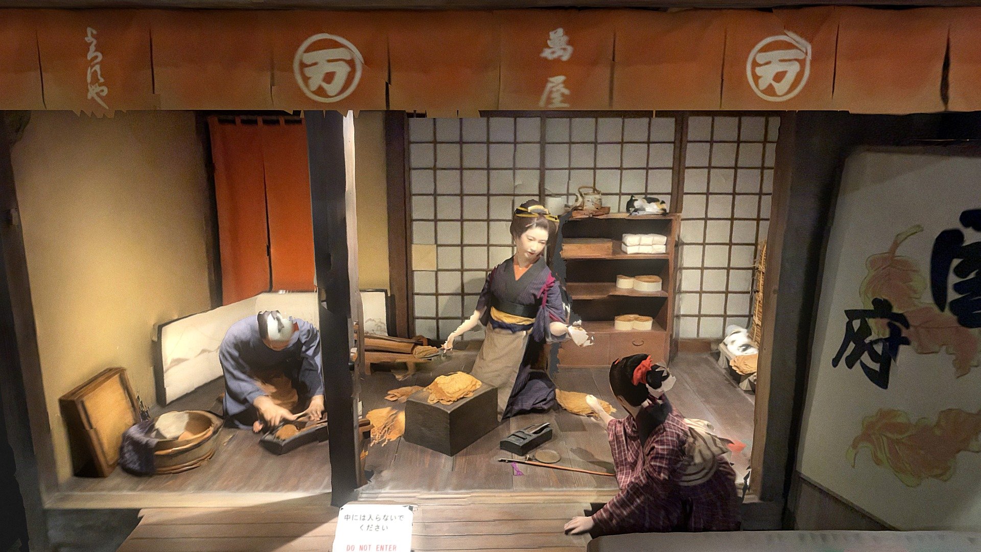 A Japanese tobacco shop scans with iPhone_01